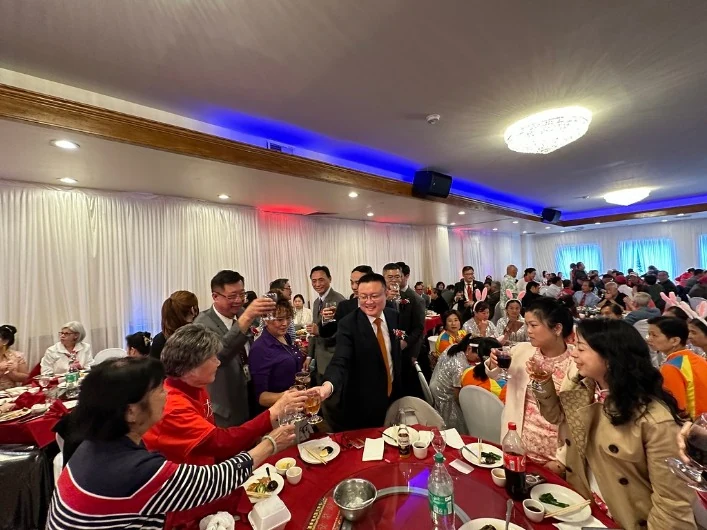 阿根廷队在世界杯首场小组赛中以三比一战胜加拿大队